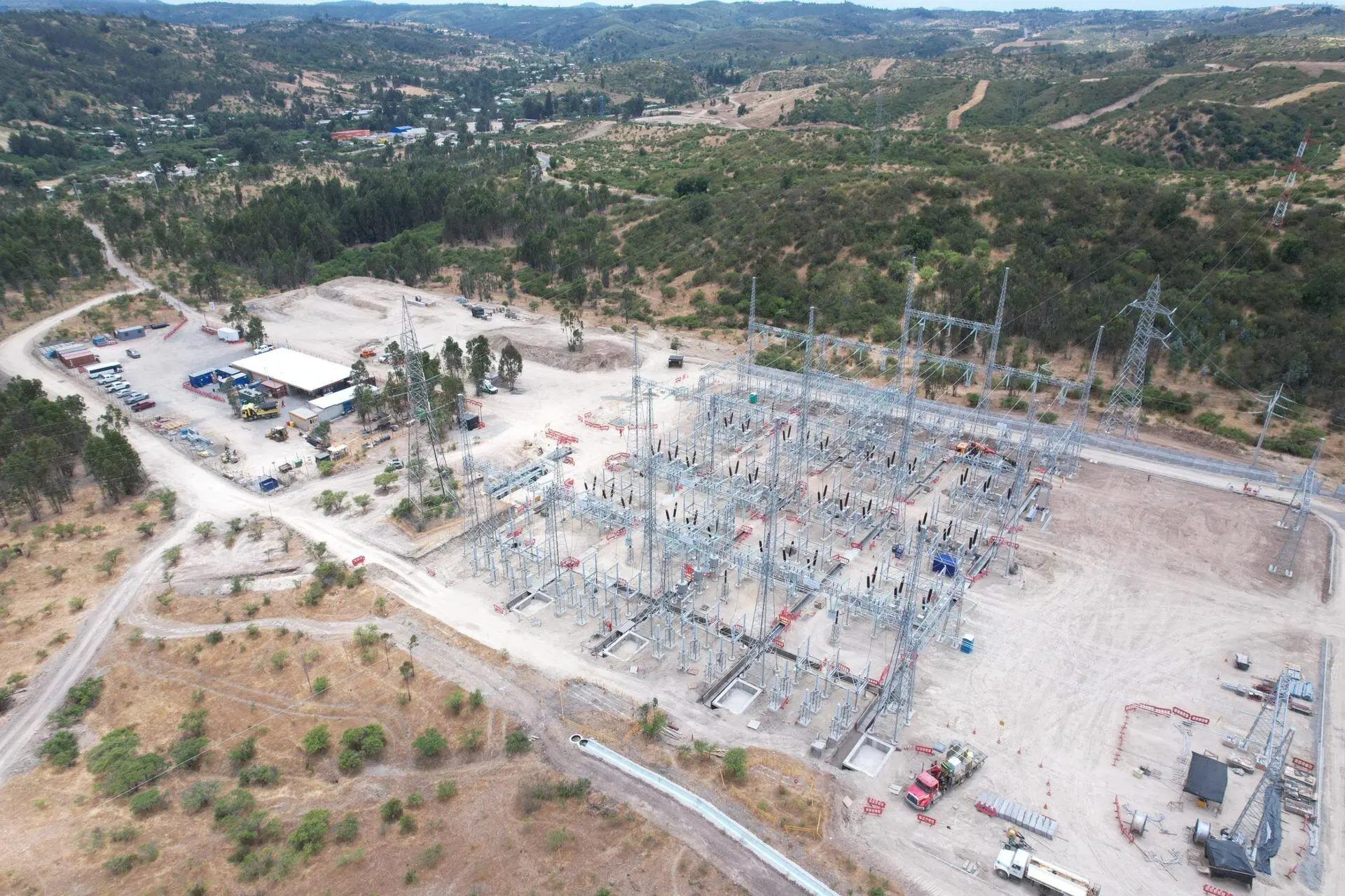 Vista aérea de subestación en construcción